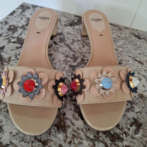FENDI BEIGE FLORAL APPLIQUE PATENT LEATHER PLIDE SANDALS size 36-36,5 - Picture 1 of 10